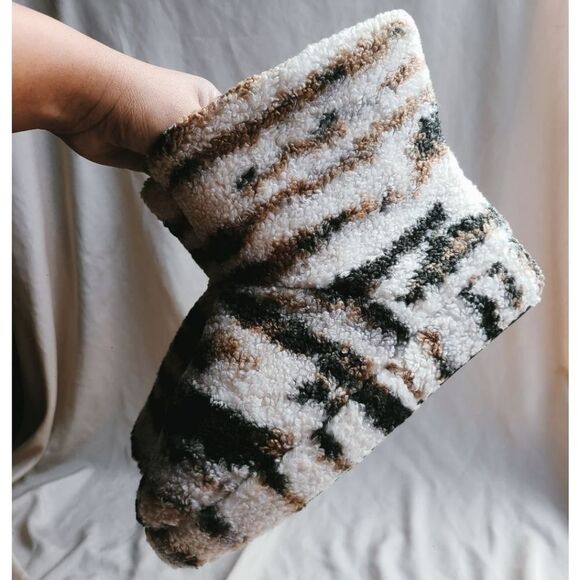 🆕️Holiday Collection// Faux sherpa boots - Picture 4 of 5